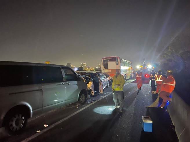 国道一号南下9日发生四车连环撞，警消获报后赶往现场处理事故车辆。（翻摄照片）