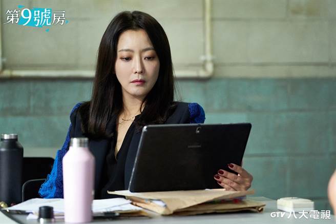 金喜善在《第9号房》中一人诠释两角。（八大电视提供）