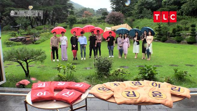 节目中的男女需穿上绣着各自姓氏的制服。（TLC旅游生活频道提供）