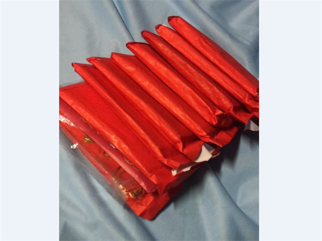 5年存10包钞票！一名网友透露「无痛储蓄法」，数完连自己都吓到，直呼没想过会这么多。(图/截自脸书爆怨公社)