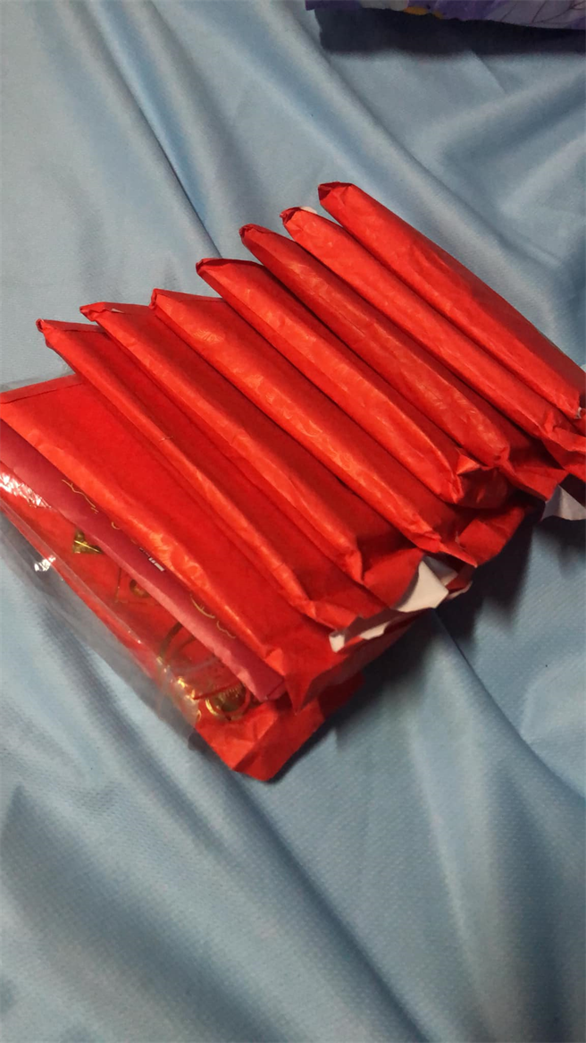 网友PO出自己5年内存的10包钞票。(图/截自脸书爆怨公社)