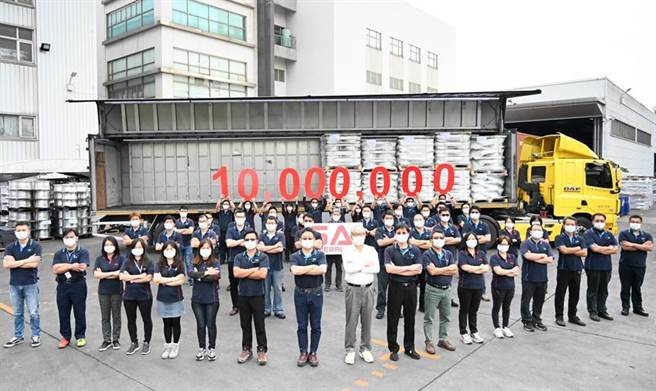 （巧新9日迎来第1000万颗轮圈光荣出货，巧新董事长黄聪荣(前排右9)等人，齐聚庆祝。图／巧新提供）