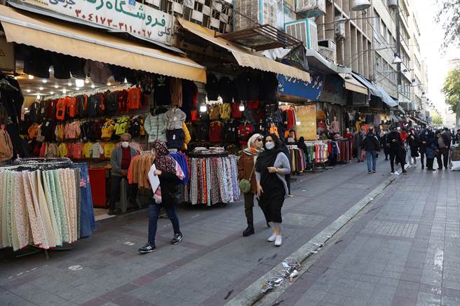路人拍下海达里拿着一名女子的头颅走在街上，还跟镜头相视而笑，画面令人毛骨悚然。(示意图/路透社) 