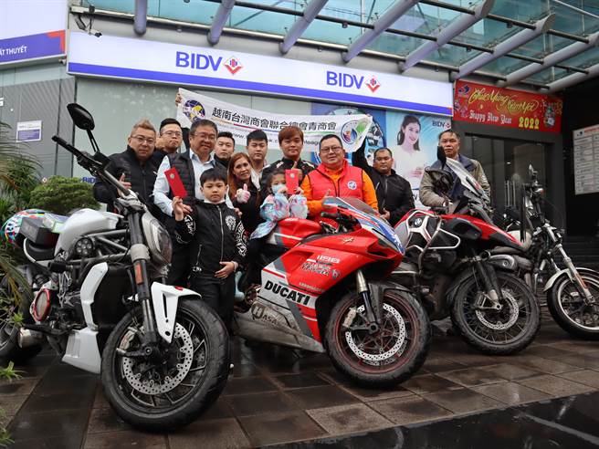 青商會會長陳靜璿(右四)率領重機車隊花5天時間從胡志明市騎到河內市。(圖/中央社) 