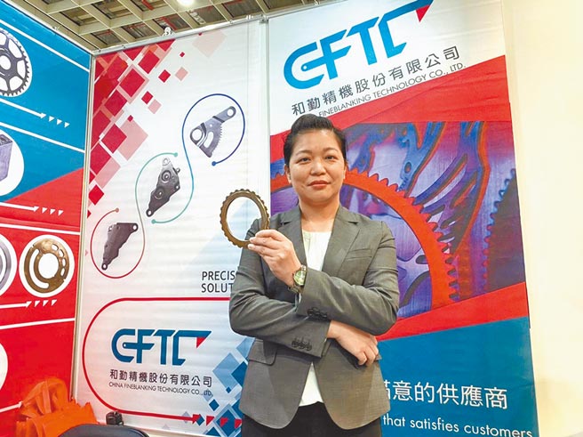 和勤精机集团副总黄湘怡，手持公司产品精密冲压件。图／和勤提供