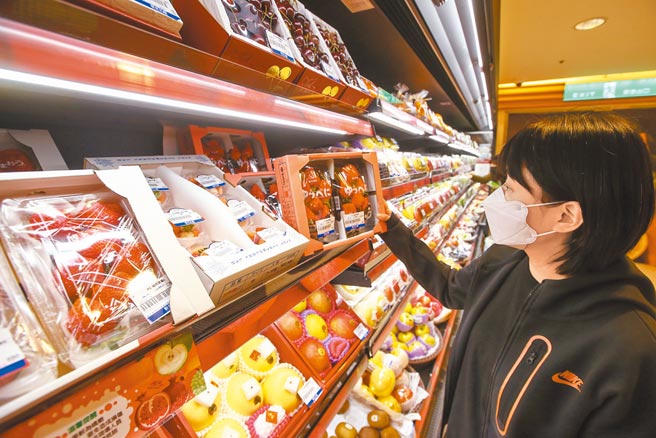行政院8日宣告放宽日本福岛周边5县市食品管制，引发各界关注争议，民眾在购买日本进口食品时注意产地来源。（邓博仁摄）（新闻示意图，图中卖场并未贩售福岛灾区食品）