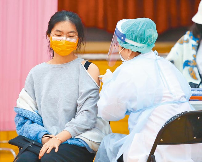 北市教育局表示，家長及訪客原則不入校；若1班有1名師生確診為Omicron、Delta變種病毒，該校（園）停止實體課程14天。（陳俊吉攝）