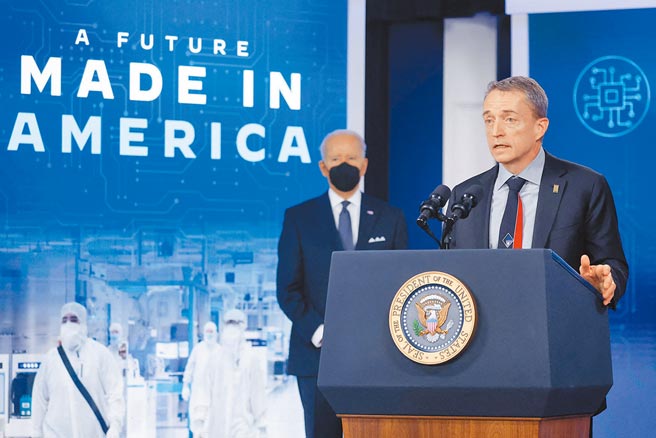 英特尔宣布成立晶圆代工联盟。图为英特尔执行长基辛格日前宣布在美投资。（路透）