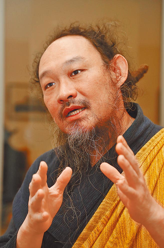 落语家戴开成述说着与落语结缘的过程。（刘宗龙摄）