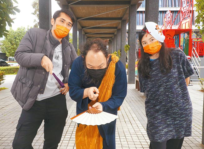 落語家戴開成（中）和新生代劇場團隊草搞場編劇、導演李憶銖（右）及成員戴華旭（左）一起玩創作，試著為傳統的日本相聲藝術，找到和當代觀眾共鳴的方式。（劉宗龍攝）