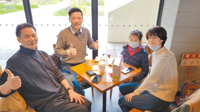 連江縣副縣長王忠銘（左一）以「馬祖也有星巴克」為題在臉書發文闡述，星巴克誕生的過程，魚市場大變身，讓年輕人多了一個休憩的場域。（王忠銘提供／葉書宏連江傳真）