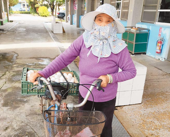 雲林縣水林鄉民眾擔心長青食堂雞蛋不夠，送雞蛋幫老人家加菜。（蔦松國中校友會提供／張朝欣雲林傳真）