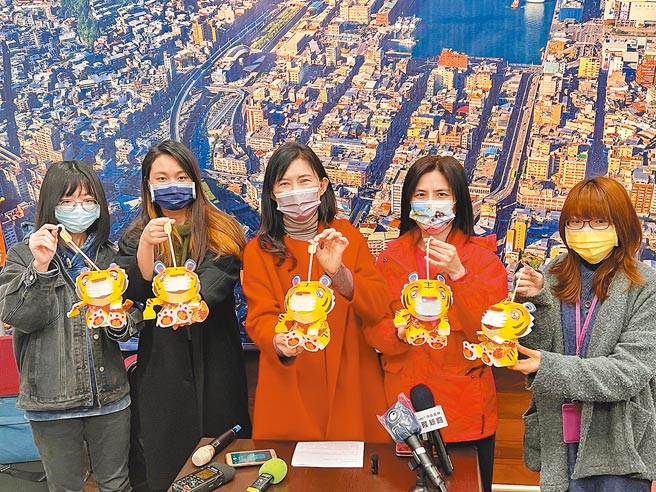 基隆市政府今年推出象徵「福气与幸福双双来到」的「虎哩幸福」小提灯。（陈彩玲摄）
