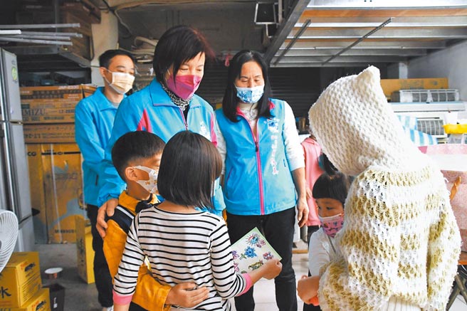 花莲县吉安乡立幼儿园的幼儿们在新春期间，化身「祝福小天使」，将亲手绘制的卡片送给弱势家庭，温暖他们的心。（吉安乡公所提供／罗亦晽花莲传真）