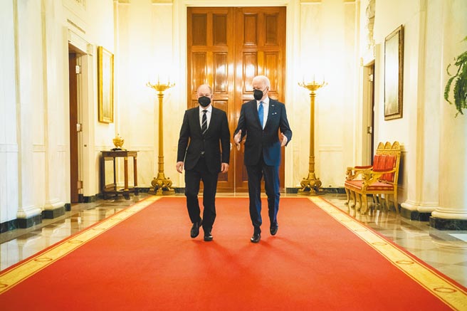 德國總理蕭茲（左）訪問美國，當地時間7日與美國總統拜登（右）就烏克蘭局勢會談。（摘自德國聯邦政府臉書）