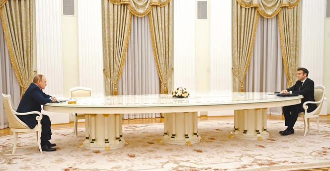 俄罗斯总统普丁（左）当地时间7日在莫斯科与来访的法国总统马克宏（右）就乌克兰局势会谈，两人坐在4公尺长桌的两端，引起热议。（摘自俄罗斯总统府网站）