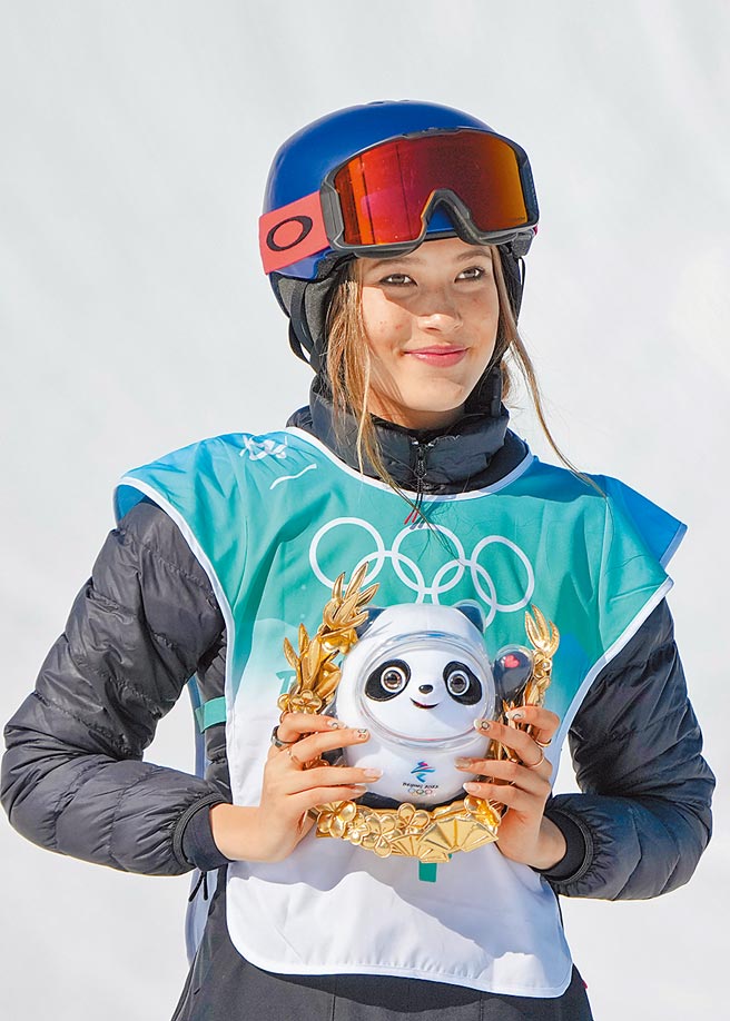 8日在北京首钢滑雪大跳台举行的北京冬奥会自由式滑雪女子大跳台决赛中，大陆选手谷爱凌夺得冠军。（中新社）