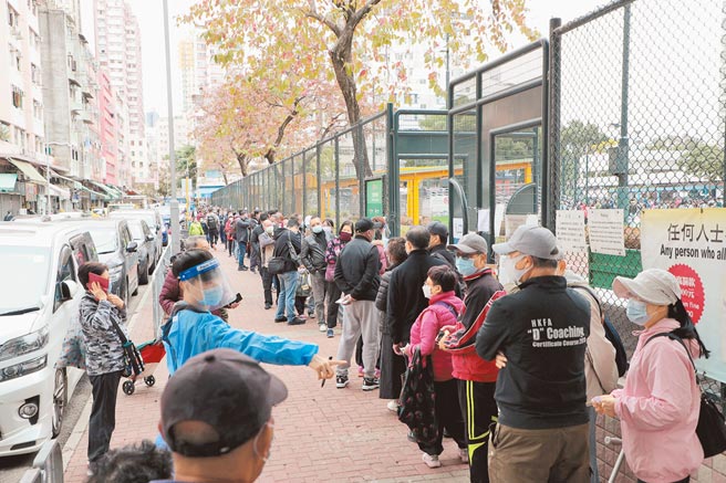 香港市民在元朗安兴游乐场流动检测中心做新冠病毒检测。（中新社）