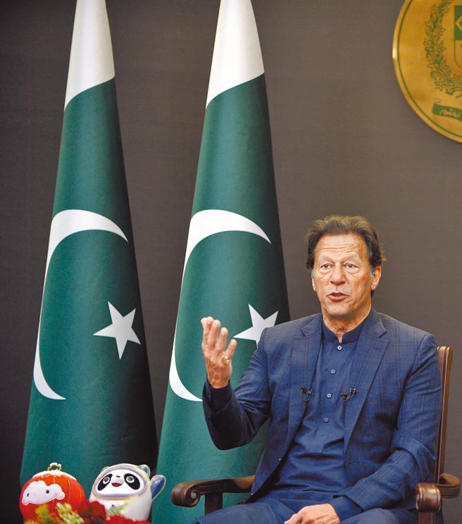 巴基斯坦媒体报导，中国与巴基斯坦6日在北京元首会晤时，商定加快瓜达尔港建设。图为巴国总理伊姆兰汗日前接受大陆官媒访问，身旁摆着北京冬奥吉祥物。（新华社）