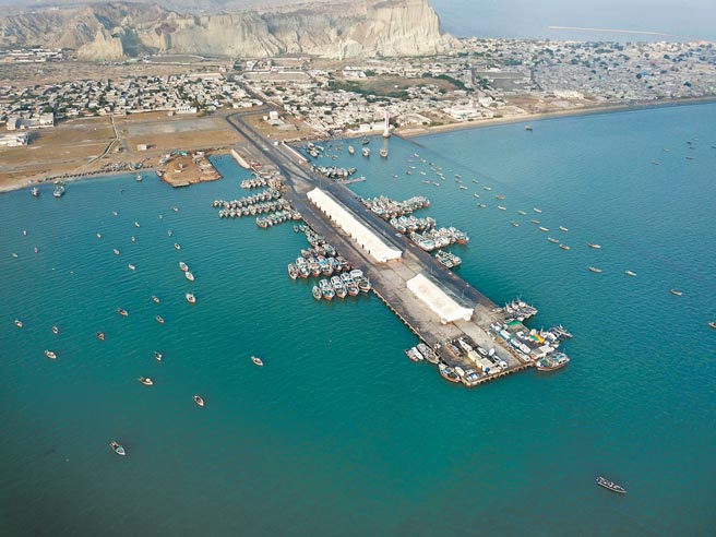 巴基斯坦媒体报导，中国与巴基斯坦6日在北京元首会晤时，商定加快瓜达尔港建设。图为瓜达尔港。（新华社）