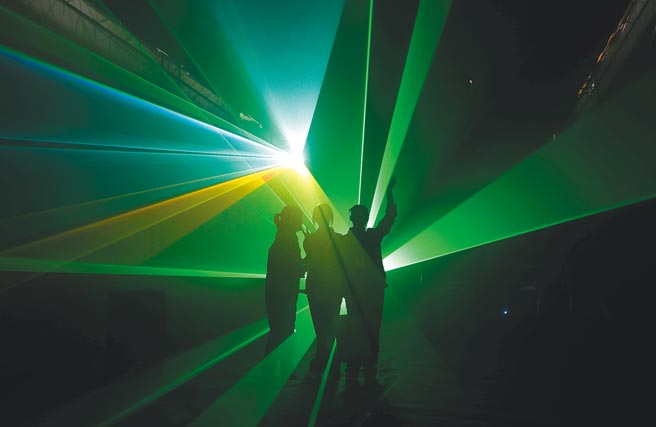 美国商务部工业与安全局（BIS）宣布对33个总部在大陆的实体，列入「未经核实名单」，名单多为电子公司、光学公司。图为2011年武汉光电子博览会上的创意雷射表演。（新华社）