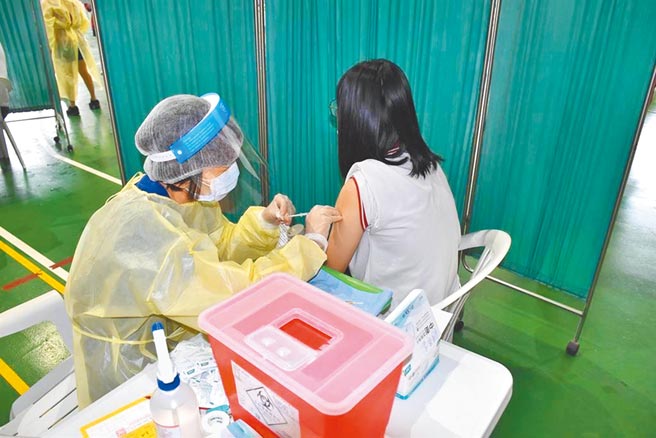 苗栗县65岁以上长辈，仍有近4万人未曾接种过疫苗，县府卫生局造册请邻里长逐一拜访通知，盼提升疫苗施打率。（本报资料照片）