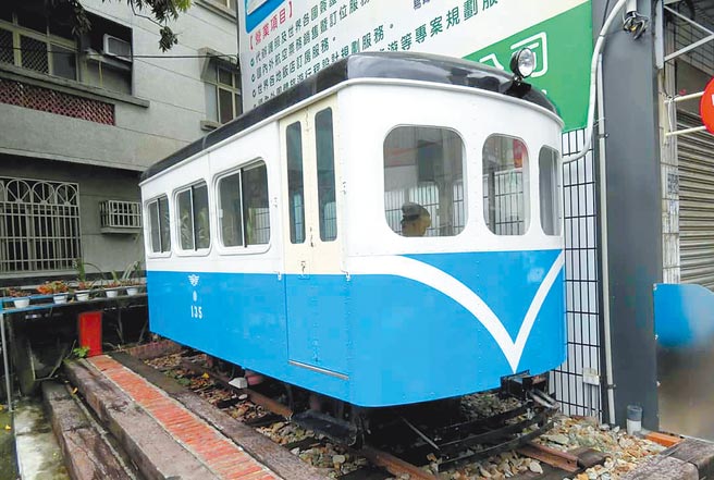 已有67年歷史的台糖135巡道车，近5年来由铁道迷陈朝强私人收藏陈列在社头乡福井铁道文物馆外，春节期间却惨遭侵入破坏，车厢内被乱吐槟榔汁，令人痛心。（陈朝强提供／谢琼云彰化传真）