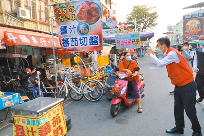 高雄市長陳其邁（右）春節前夕特別前往旗津當面向居民說明並關心疫情對生意的衝擊。（高市經發局提供／柯宗緯高雄傳真）