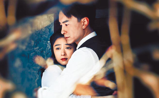 郑元畅（右）难忘与蒋欣在《半生缘》的虐心戏。（中天娱乐台提供）