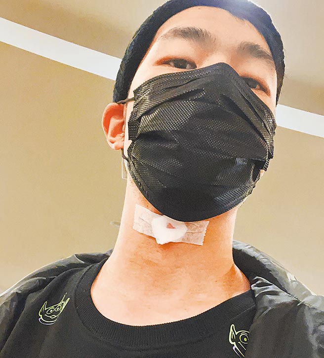 陈大天做完手术后脖子上仍贴着纱布。（摘自脸书）