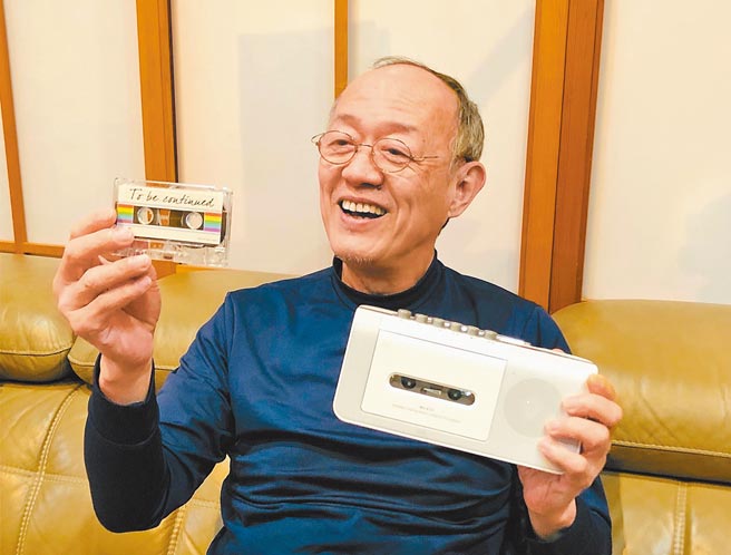 金士杰收到录音带70岁生日礼物超开心。（果陀剧场提供）