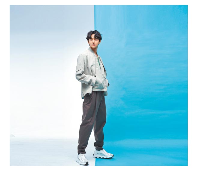 张轩睿穿上Hermes春夏男装，结合男装强调的「轻盈」感，带来另一番风貌。Hermes石灰色直筒夹克10万8400元、石灰色无袖背心9万2600元、绿色V领拉链府绸衬衫2万2500元、帆布山羊皮拼接运动鞋2万7200元。（JOJ Photo摄）