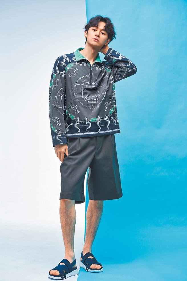穿上短裤凉鞋，张轩睿展现自己的时尚风格。Hermes海藻绿印花运动衫11万2300元、海藻绿百慕达短裤3万5100元、蓝色山羊绒凉鞋2万7200元。（JOJ photo摄）