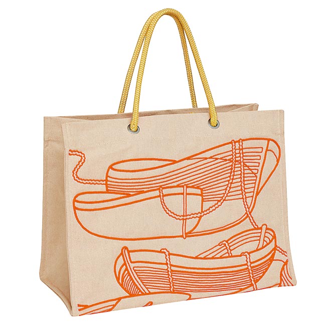 Hermes图纹刺绣纯棉帆布海滩包，1万8800元。（Hermes提供）