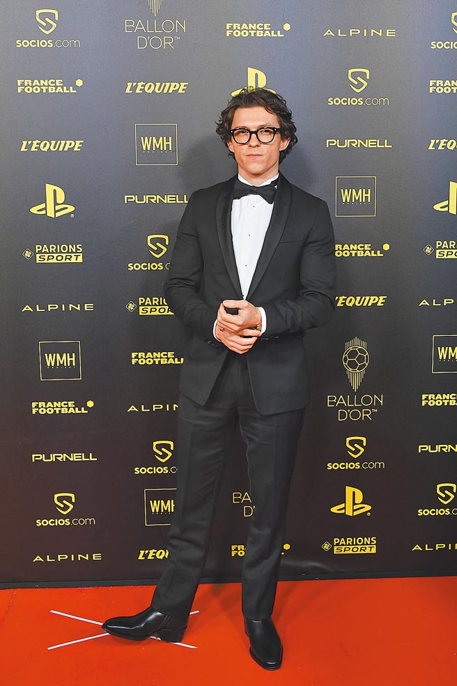 汤姆霍兰德参加巴黎金球奖颁奖典礼时，以Berluti黑色正装搭配黑框眼镜展现绅士风范。（Berluti提供）