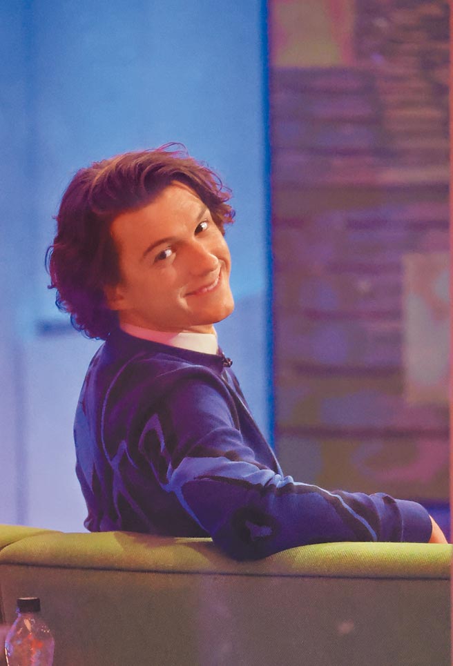 汤姆霍兰德以Berluti 2022春夏系列蓝黑色缇花毛衣和白色纯棉质衬衫，参与BBC节目「The One Show」。（Berluti提供）