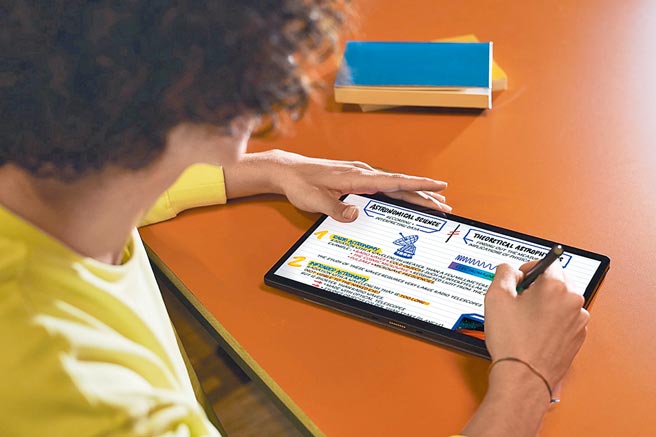 华硕ASUS Vivobook 13 Slate OLED，购机即赠Microsoft 365一年订阅，定价2万3900元，优惠价1万9990元，2月底前购机官网登录送「Vivobook幻彩提袋组」。（华硕提供）