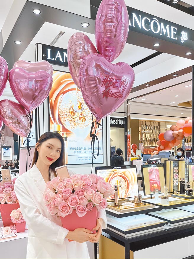 兰蔻用爱心气球鲜花礼抢攻情人节市场。（兰蔻提供）
