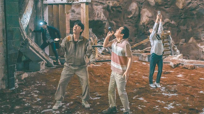 韩国灾难喜剧《天坑》夺得收视第一名。（台湾大提供）