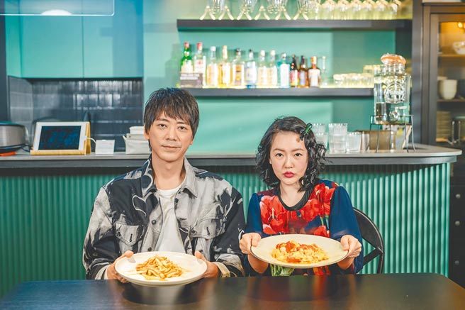 小S（右）主持的《熙娣想聊》邀请到大来宾苏见信。（CATCHPLAY+提供）