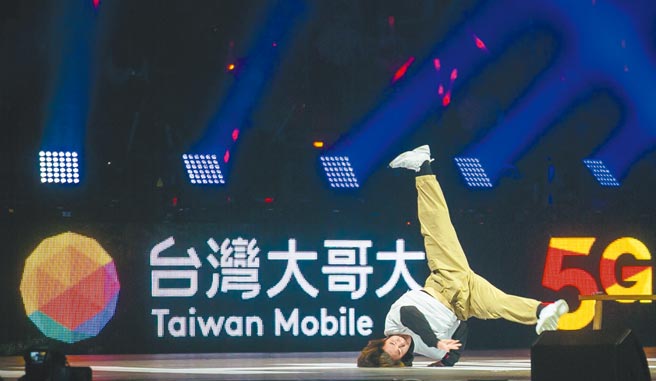 台湾大赞助选手孙振首登小巨蛋舞台，在《红白艺能大赏》中舞力全开，长达3分钟的精采表演也成为一大看点。（台湾大提供）