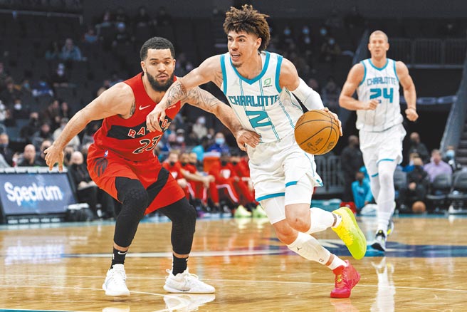 NBA本季全明星赛下周末将于克里夫兰登场，黄蜂拉梅洛鲍尔（右）递补入选，他更成为NBA史上第4年轻打明星赛的球员。（美联社）