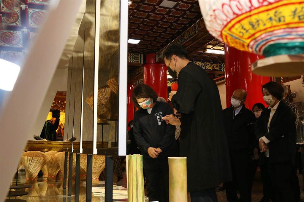 嘉義市長黃敏惠參觀《城美館》在九華山地藏庵的展覽。（廖素慧攝）