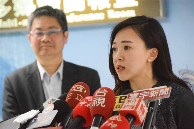 白喬茵（右）談核食議題。（資料照／林宏聰攝）