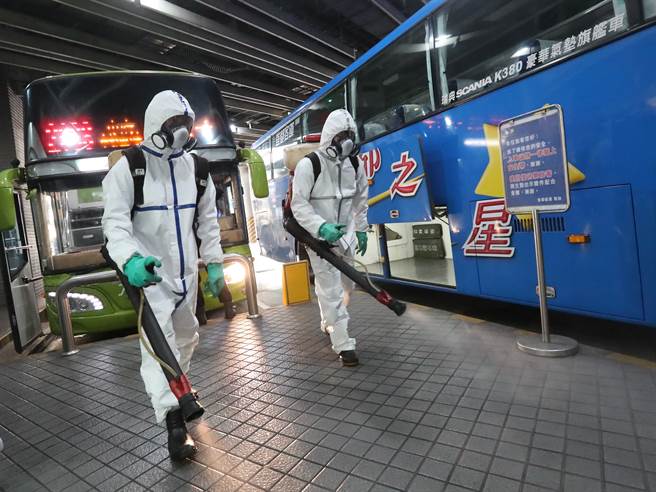 高雄确诊情侣至屏东旅游共14处足迹，9日实施清消，而有网友发现足迹全是人气景点；图为工作人员实施清消示意图。（郑任南摄）