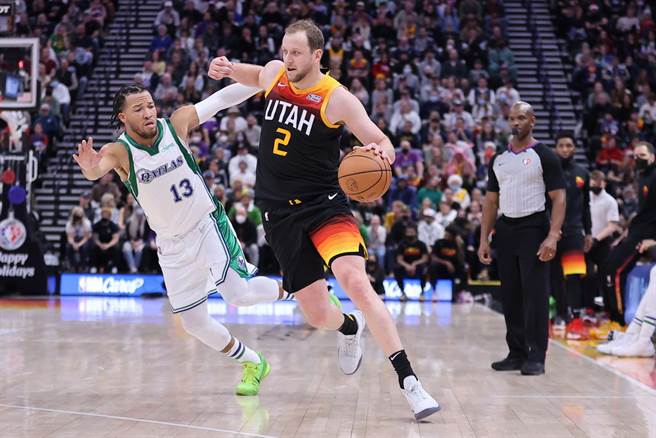 才刚宣布整季报销的英格利斯(中)，被爵士突然交易到拓荒者。(路透资料照)