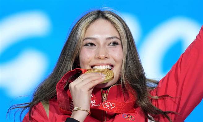 18岁滑雪选手谷爱凌代表大陆拿下北京冬奥金牌，掀起陆股撞名行情。（美联社）