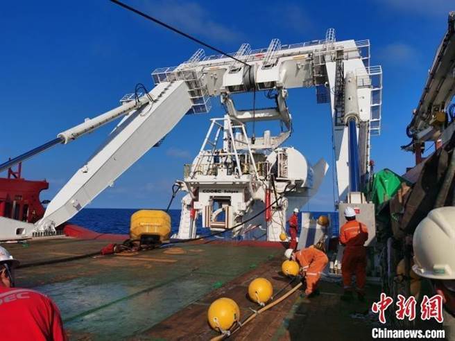 中国首次深水犁式挖沟机海试成功，最大作业水深500米。（中新网）