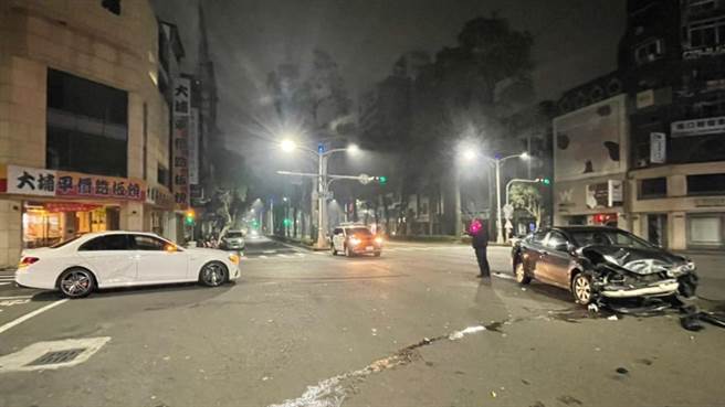 高雄市白色自小客駕駛10日清晨在新興區一處路口闖紅燈，撞上灰色多元計程車，導致1乘客輕傷，車頭毀損。（翻攝照片／石秀華高雄傳真）