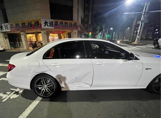 闖紅燈的白色自小客車和多元計程車相撞後，右側車門凹陷。（翻攝照片／石秀華高雄傳真）